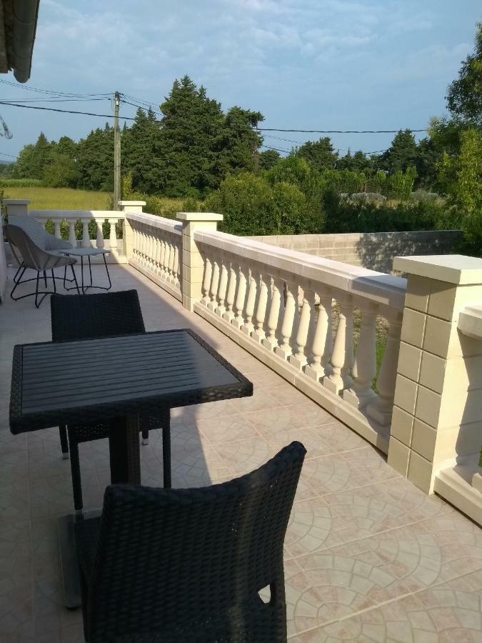Maison 4 Etoiles Et Studio 3 Etoiles Independants Avec Piscine リル・シュル・ラ・ソルギュ エクステリア 写真